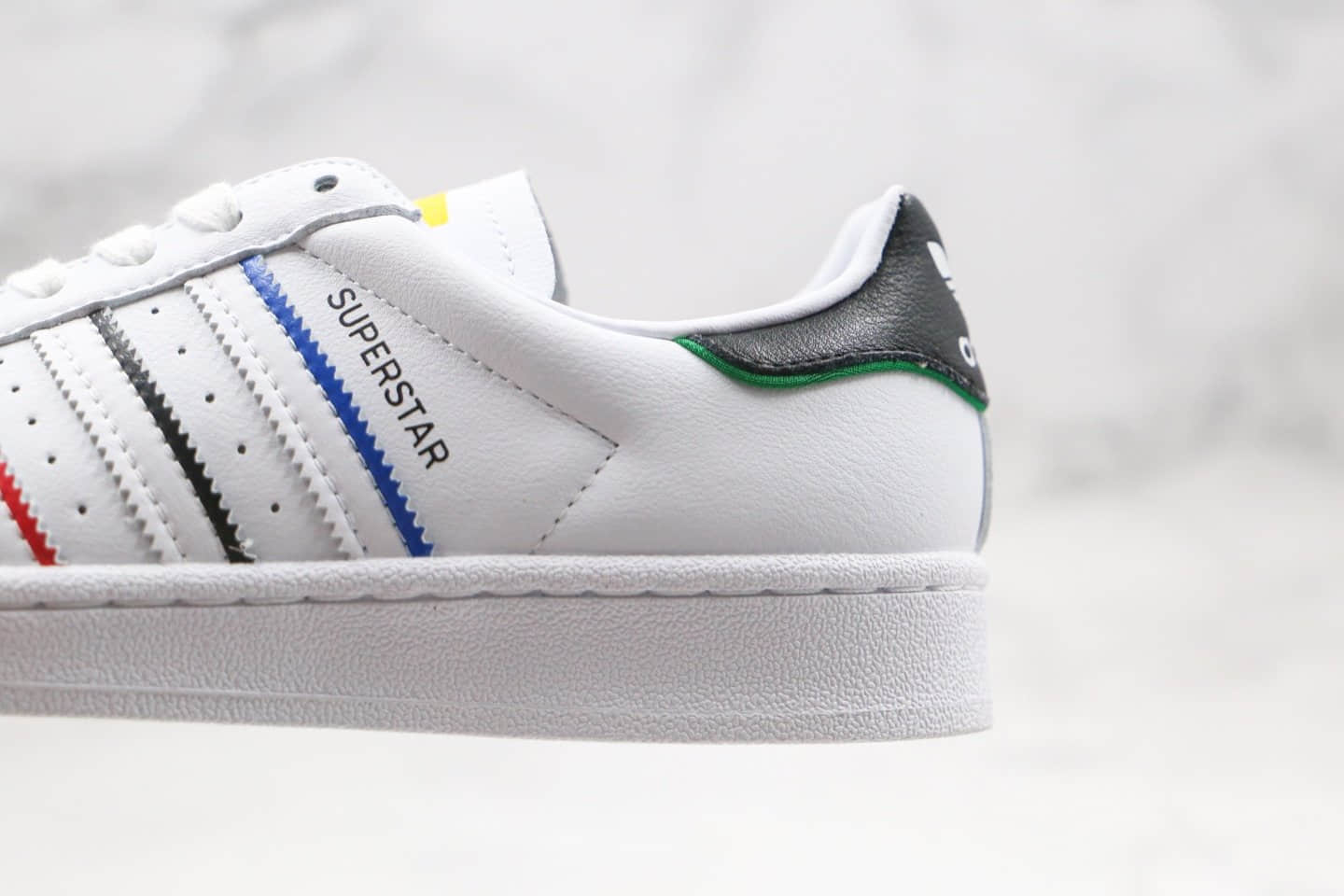 阿迪达斯Adidas Originals Superstar纯原版本三叶草贝壳头红黑蓝条金标板鞋原楦头纸板打造 货号:FY2325