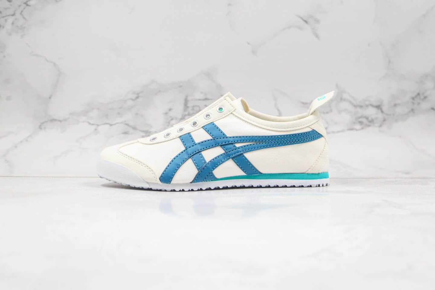亚瑟士Onitsuka tiger纯原版本鬼冢虎帆布懒人鞋无系带一脚蹬白蓝色正确鞋底材质四联吊牌齐全 货号:D3K5N-0146
