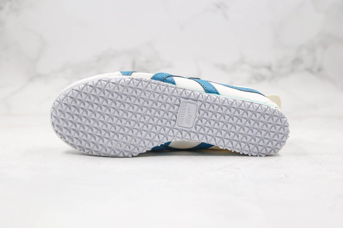 亚瑟士Onitsuka tiger纯原版本鬼冢虎帆布懒人鞋无系带一脚蹬白蓝色正确鞋底材质四联吊牌齐全 货号:D3K5N-0146