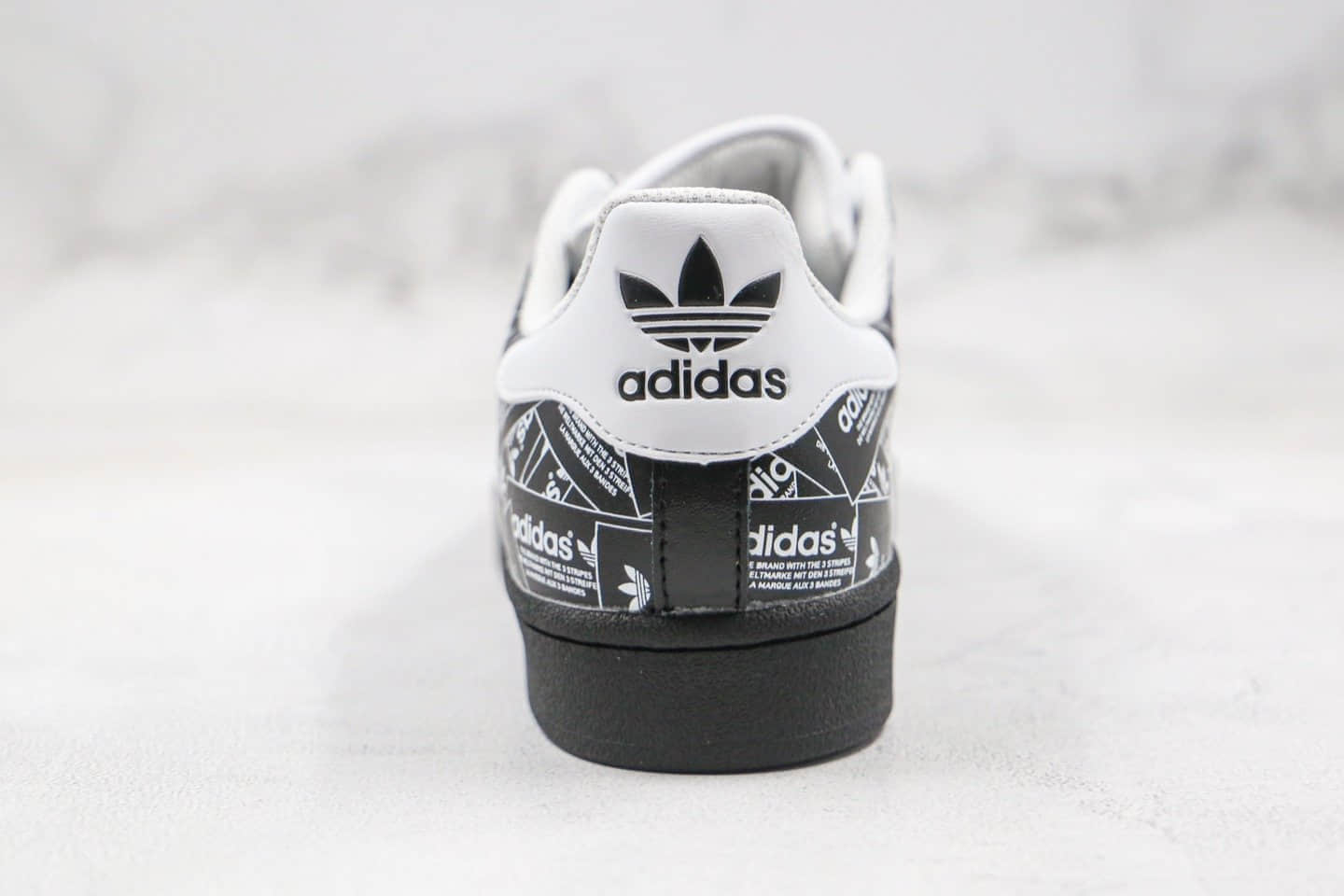 阿迪达斯adidas originals Superstar纯原版本三叶草贝壳头50周年印满LOGO白黑色区别市面通货版本 货号:FV2820
