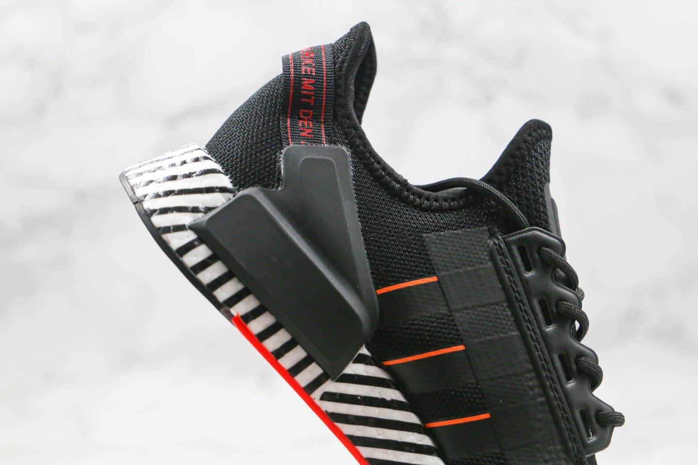 阿迪达斯Adidas Originals Boost NMD_V2纯原版本爆米花跑鞋NMD二代条纹黑橙色原盒原标原楦头纸板打造 货号:FW6411