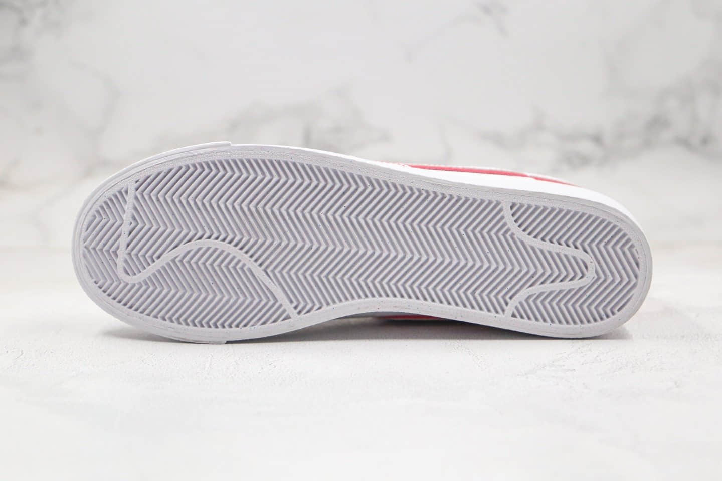 耐克Stranger Things x Nike Blazer Mid “Hawkins High”公司级版本怪奇物语联名开拓者低帮板鞋白红色原标原盒 货号:AV9371-815