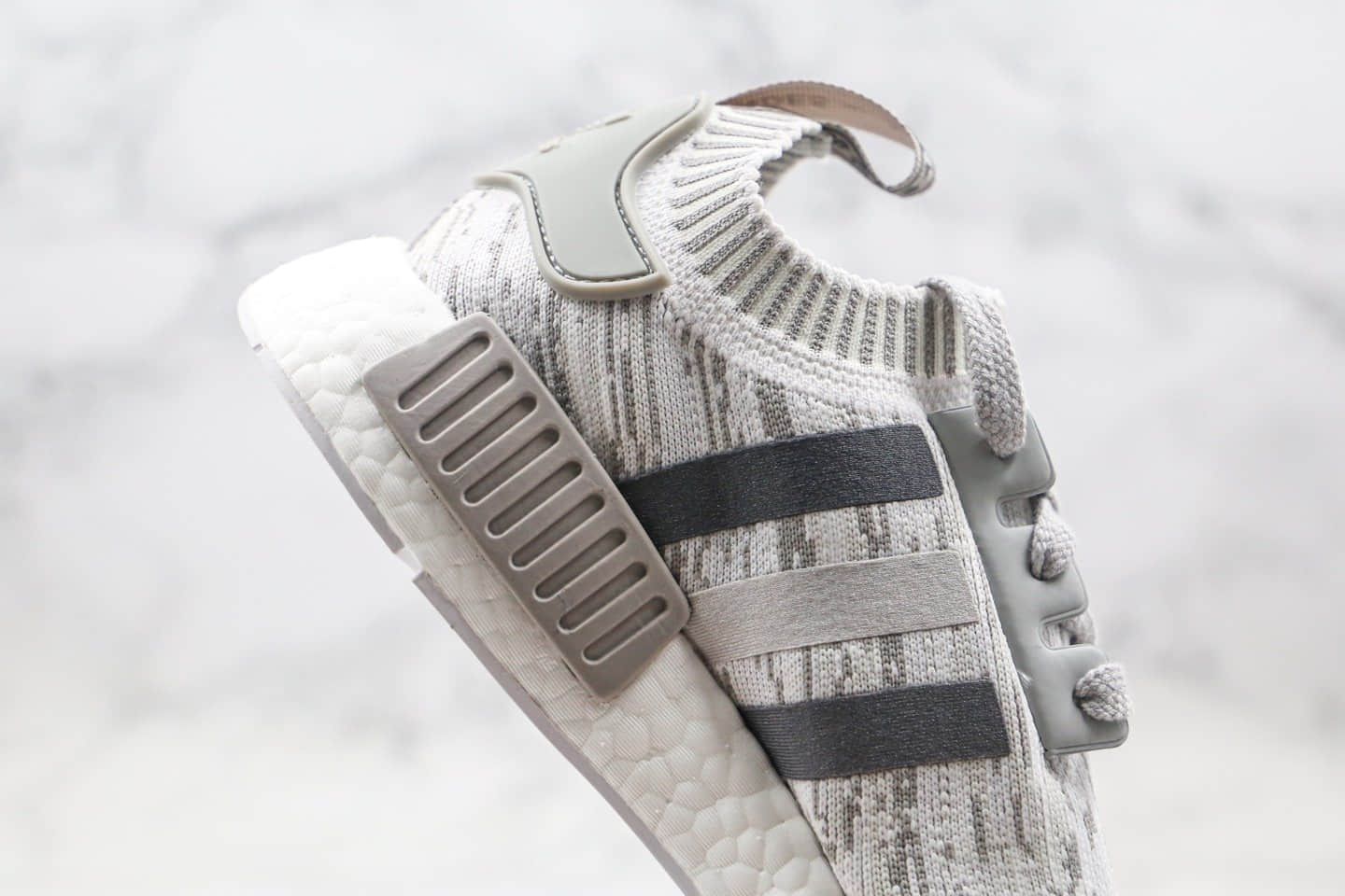 阿迪达斯Adidas NMD R-1纯原版本爆米花跑鞋NMD条纹灰色原盒原标原楦头纸板打造 货号:BY9865