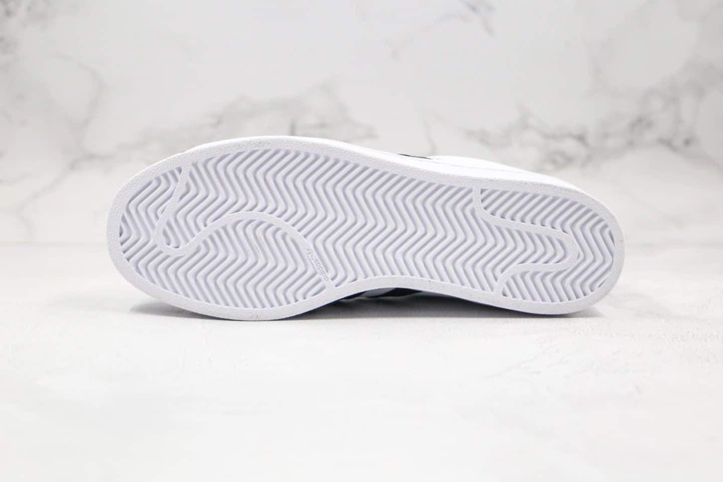 阿迪达斯Adidas Originals Superstar纯原版本三叶草贝壳头白黑色镭射头板鞋原楦头纸板打造 货号:FW6387