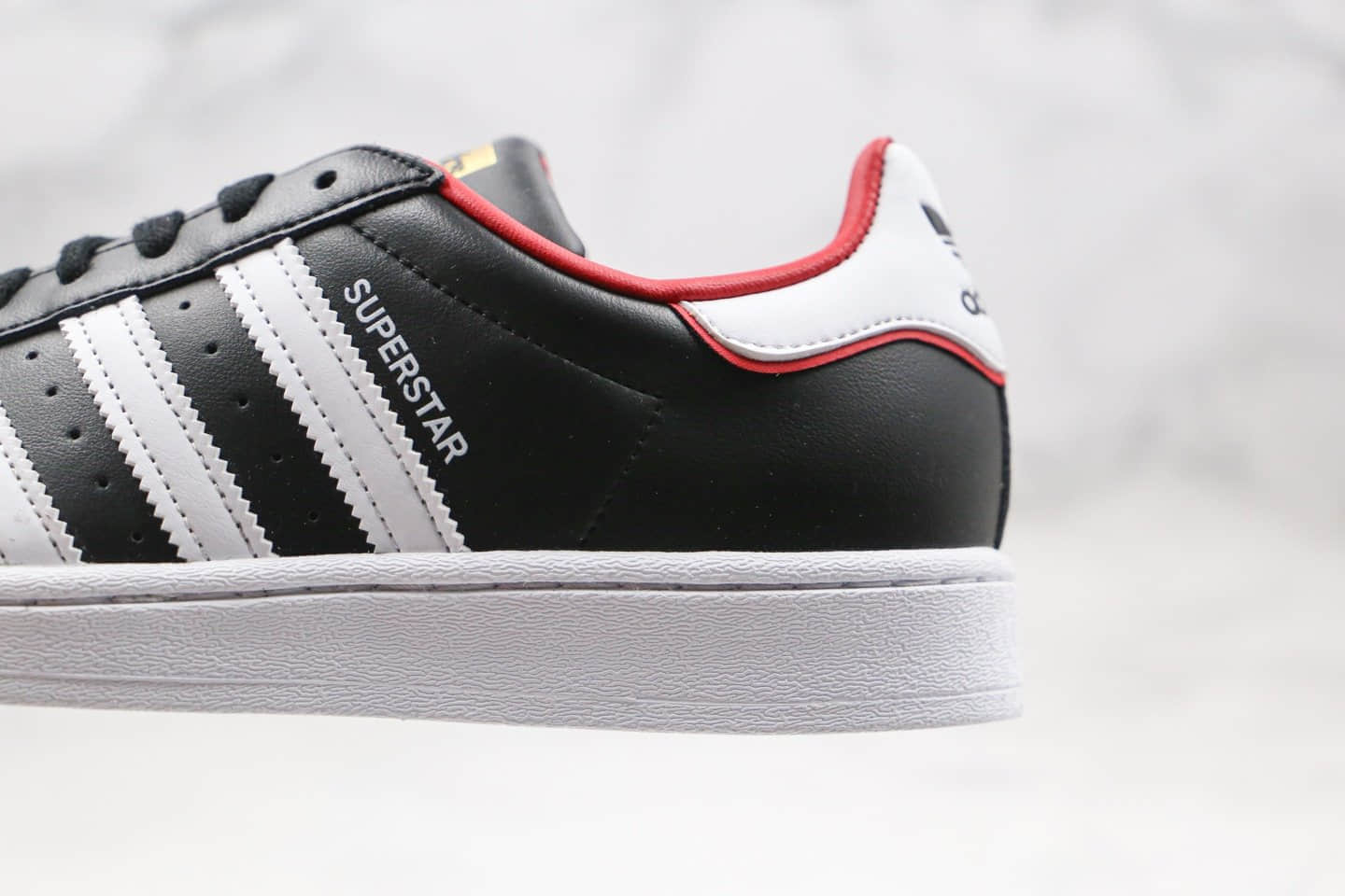 阿迪达斯Adidas Superstar纯原版本三叶草贝壳头板鞋刺绣卡通图案黑红色原盒原标 货号:FW6385