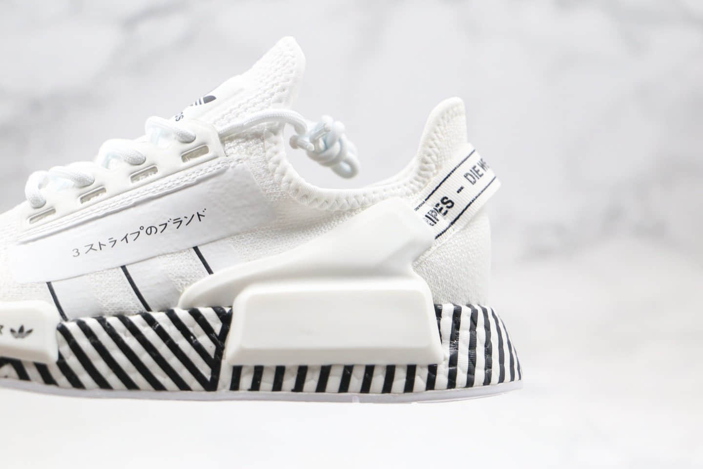 阿迪达斯adidas NMD R1 V2纯原版本爆米花跑鞋NMD二代日文条纹白黑色原厂巴斯夫缓震大底 货号:FY2105