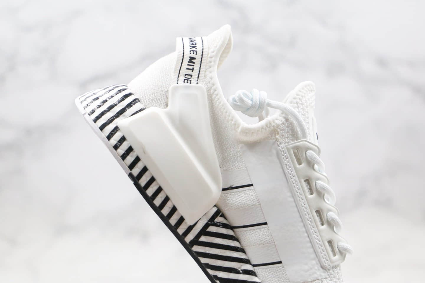 阿迪达斯adidas NMD R1 V2纯原版本爆米花跑鞋NMD二代日文条纹白黑色原厂巴斯夫缓震大底 货号:FY2105