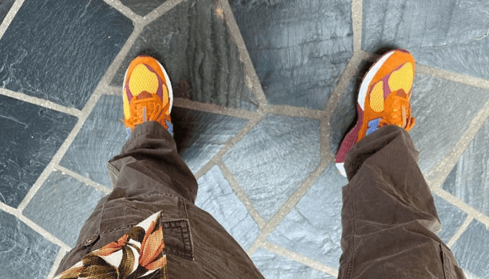 东非大裂谷印花鞋盒!范思哲运动鞋设计总监和新百伦的这款联名你怎么看?