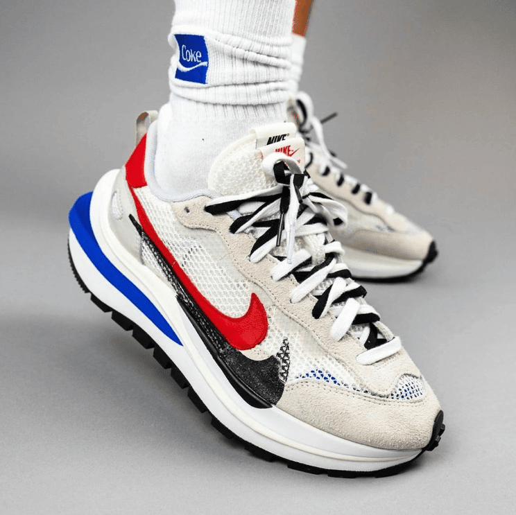 全新sacai x Nike Vaporwaffle白红蓝释出上脚图!配色酷似阿甘鞋! 货号:CV1363-100