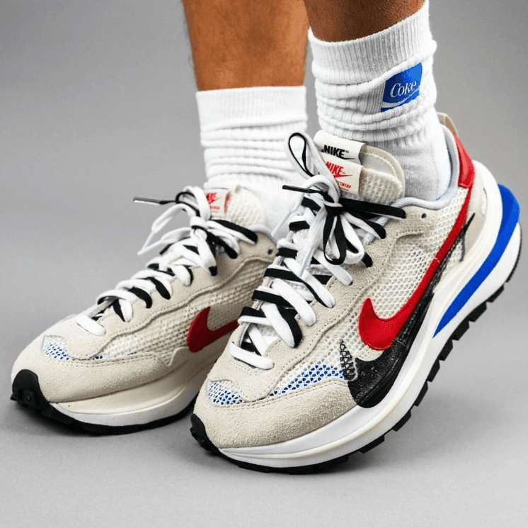全新sacai x Nike Vaporwaffle白红蓝释出上脚图!配色酷似阿甘鞋! 货号:CV1363-100