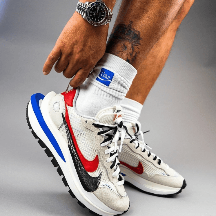 全新sacai x Nike Vaporwaffle白红蓝释出上脚图!配色酷似阿甘鞋! 货号:CV1363-100