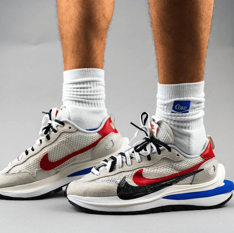 全新sacai x Nike Vaporwaffle白红蓝释出上脚图!配色酷似阿甘鞋! 货号:CV1363-100
