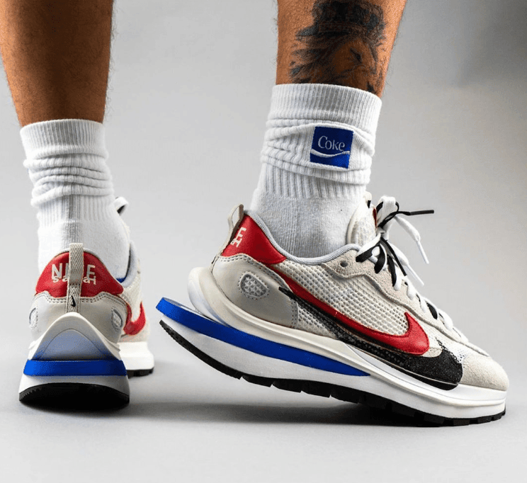 全新sacai x Nike Vaporwaffle白红蓝释出上脚图!配色酷似阿甘鞋! 货号:CV1363-100