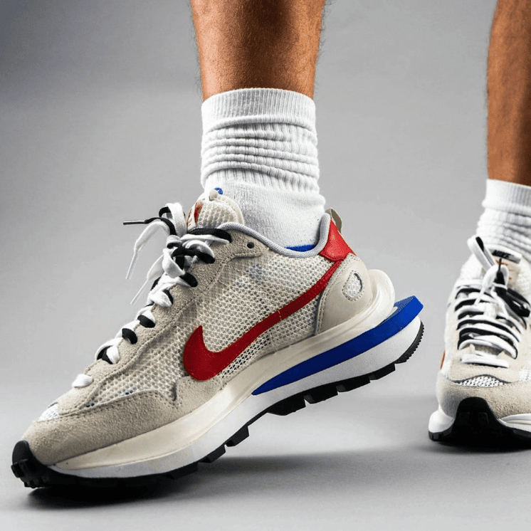 全新sacai x Nike Vaporwaffle白红蓝释出上脚图!配色酷似阿甘鞋! 货号:CV1363-100