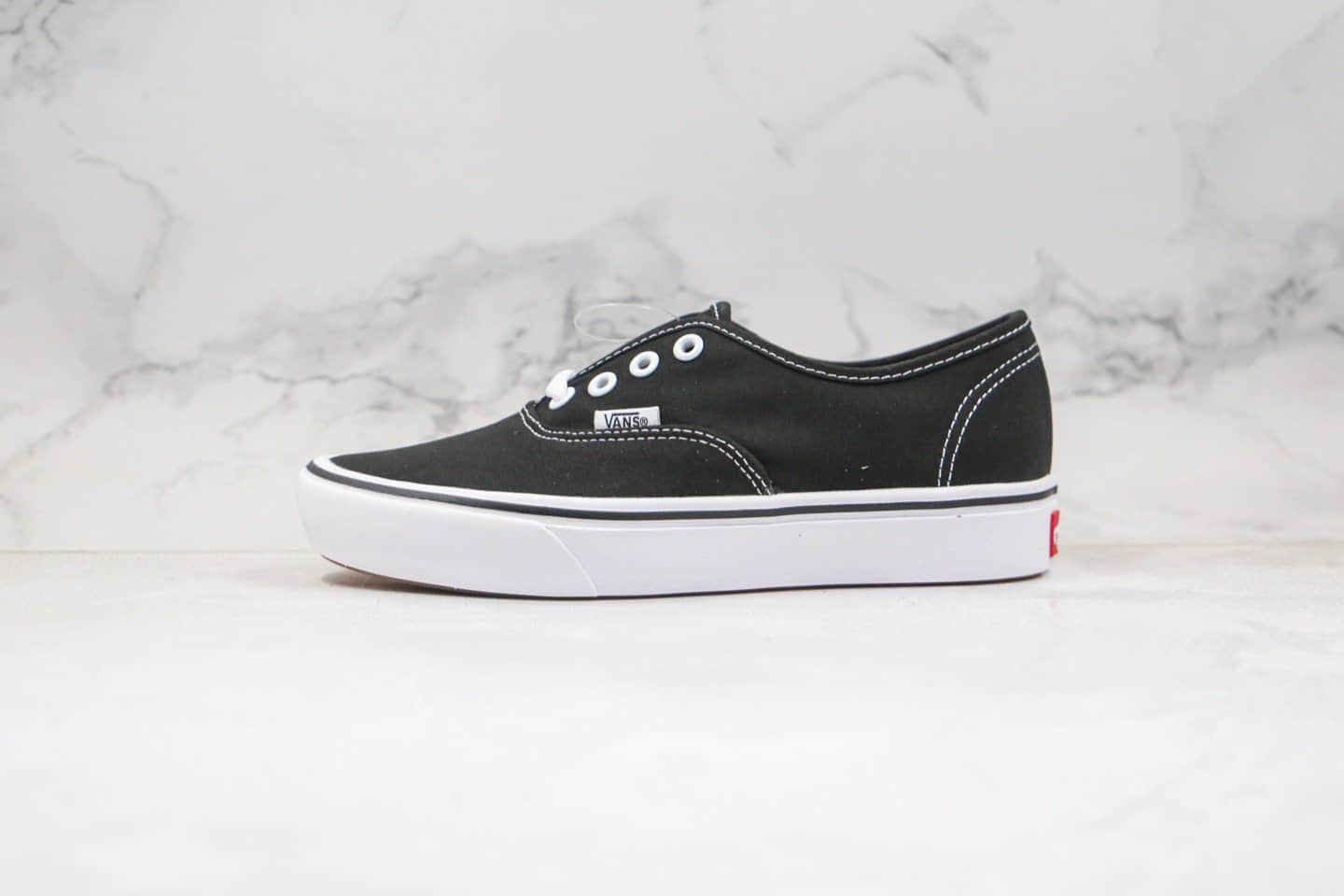 万斯VANS ComfyCush Authentic公司级版本安纳海姆轻量化黑白色硫化板鞋原盒原标 货号:VN0A3WMAVNE