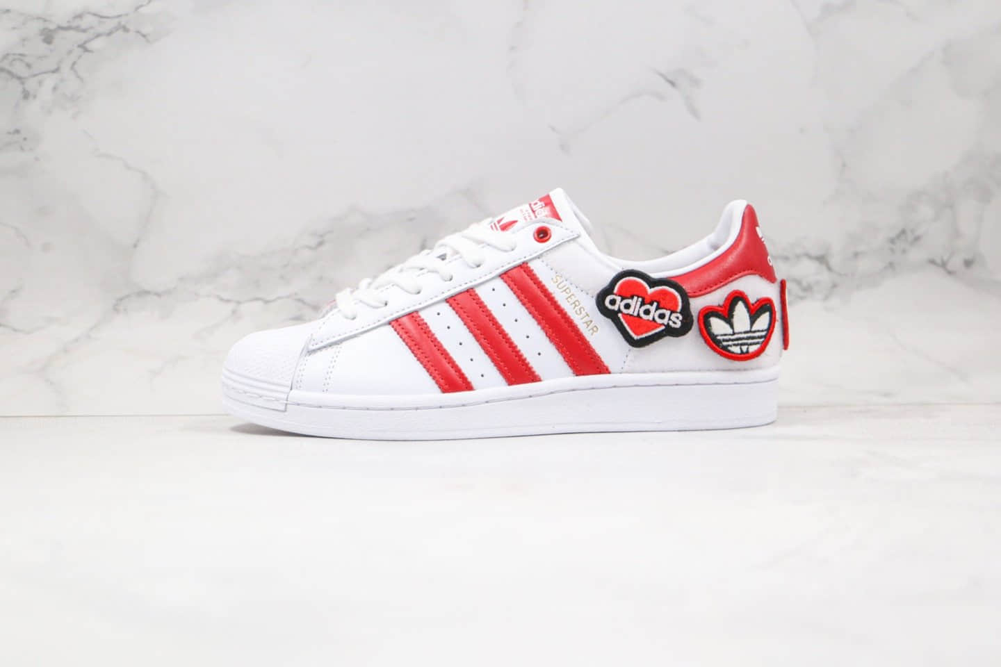 阿迪达斯Adidas Originals Superstar纯原版本三叶草贝壳头板鞋七夕情人节限定白红色爱心魔术贴原盒原标 货号:FY3117