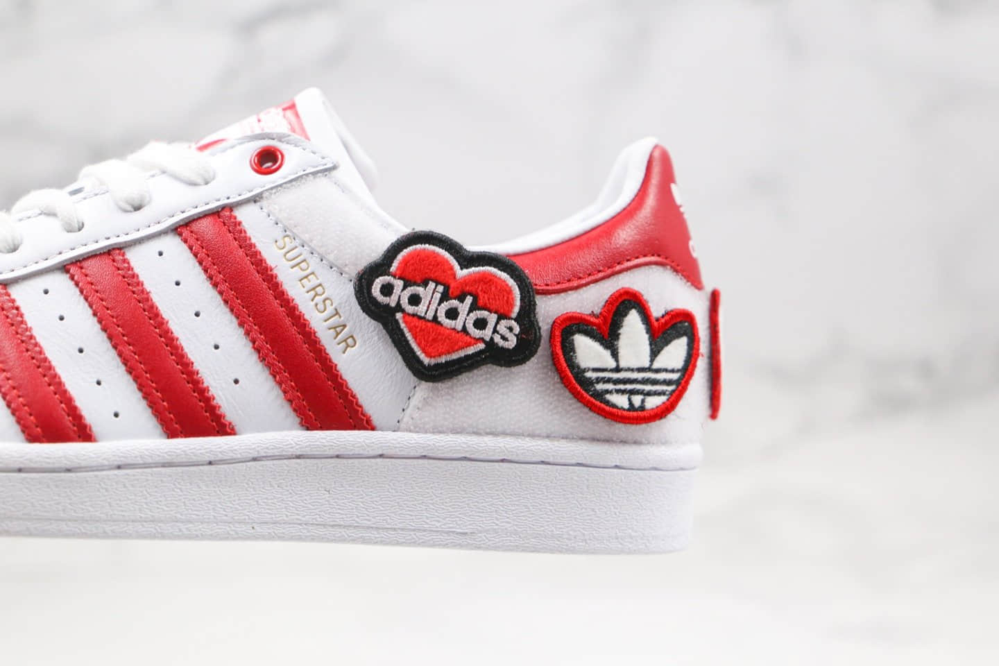 阿迪达斯Adidas Originals Superstar纯原版本三叶草贝壳头板鞋七夕情人节限定白红色爱心魔术贴原盒原标 货号:FY3117