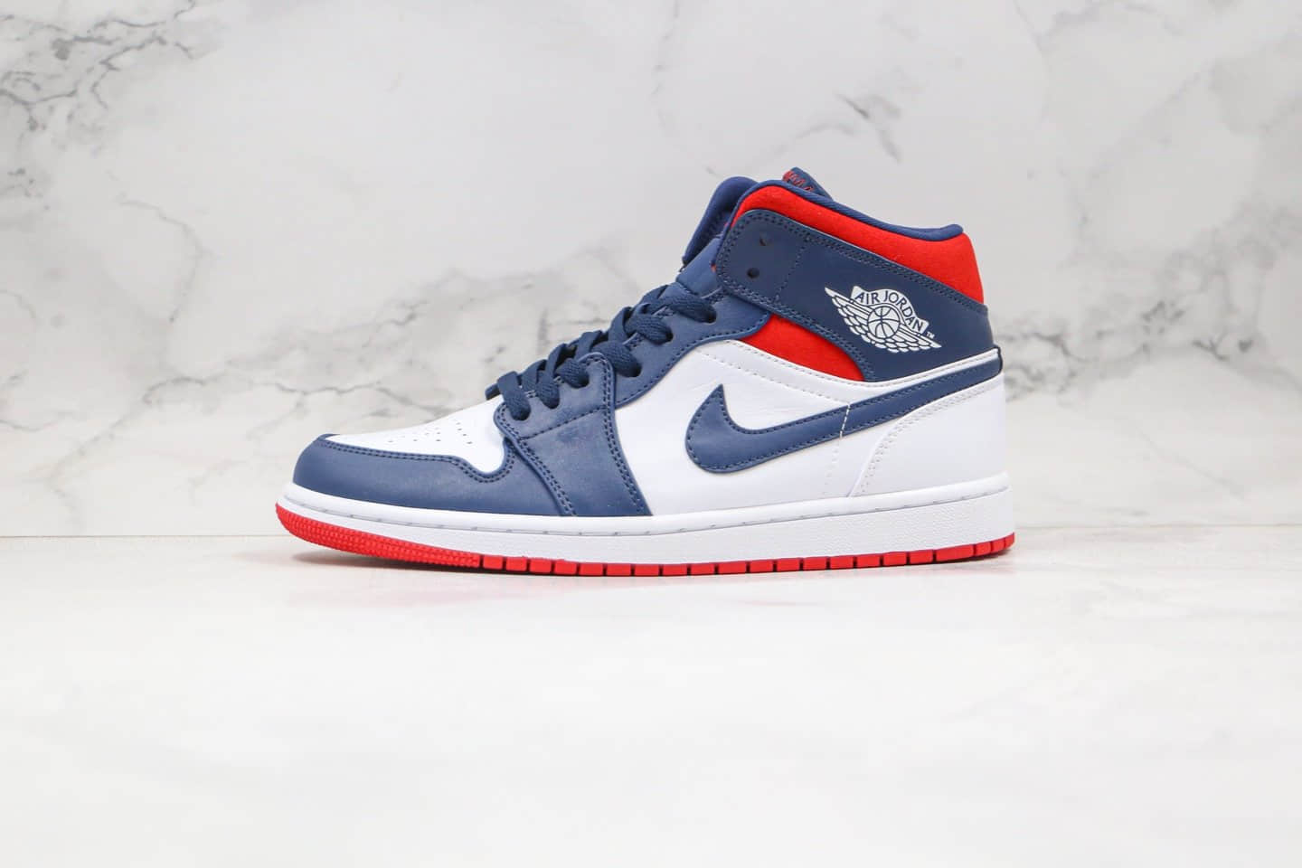 乔丹Air Jordan 1 Mid纯原版本中帮aj1美国蓝红白色原楦头纸板打造正确后跟定型 货号:852542-104