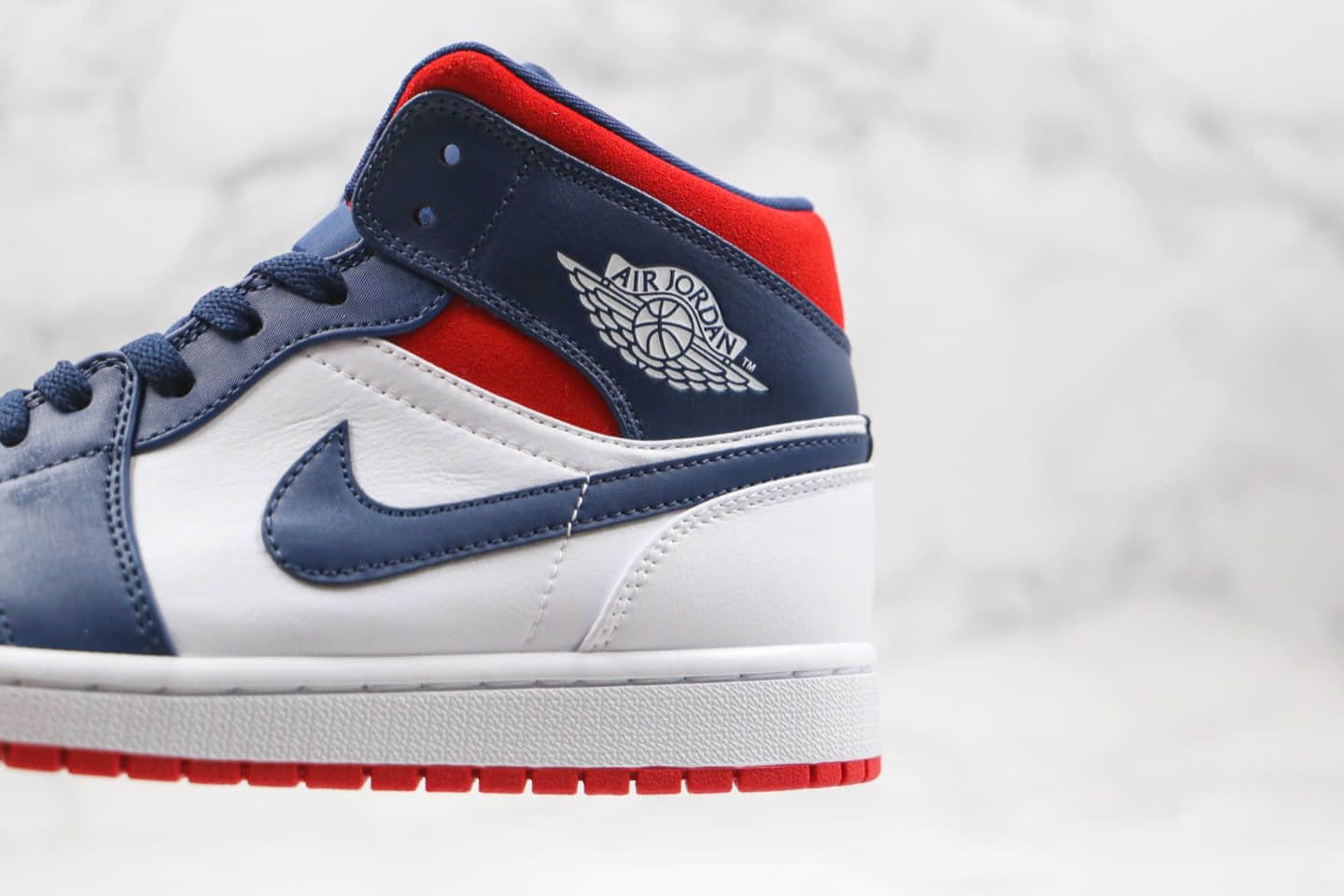 乔丹Air Jordan 1 Mid纯原版本中帮aj1美国蓝红白色原楦头纸板打造正确后跟定型 货号:852542-104