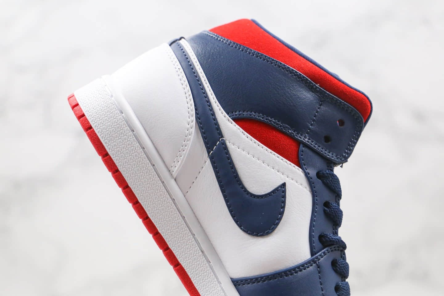乔丹Air Jordan 1 Mid纯原版本中帮aj1美国蓝红白色原楦头纸板打造正确后跟定型 货号:852542-104