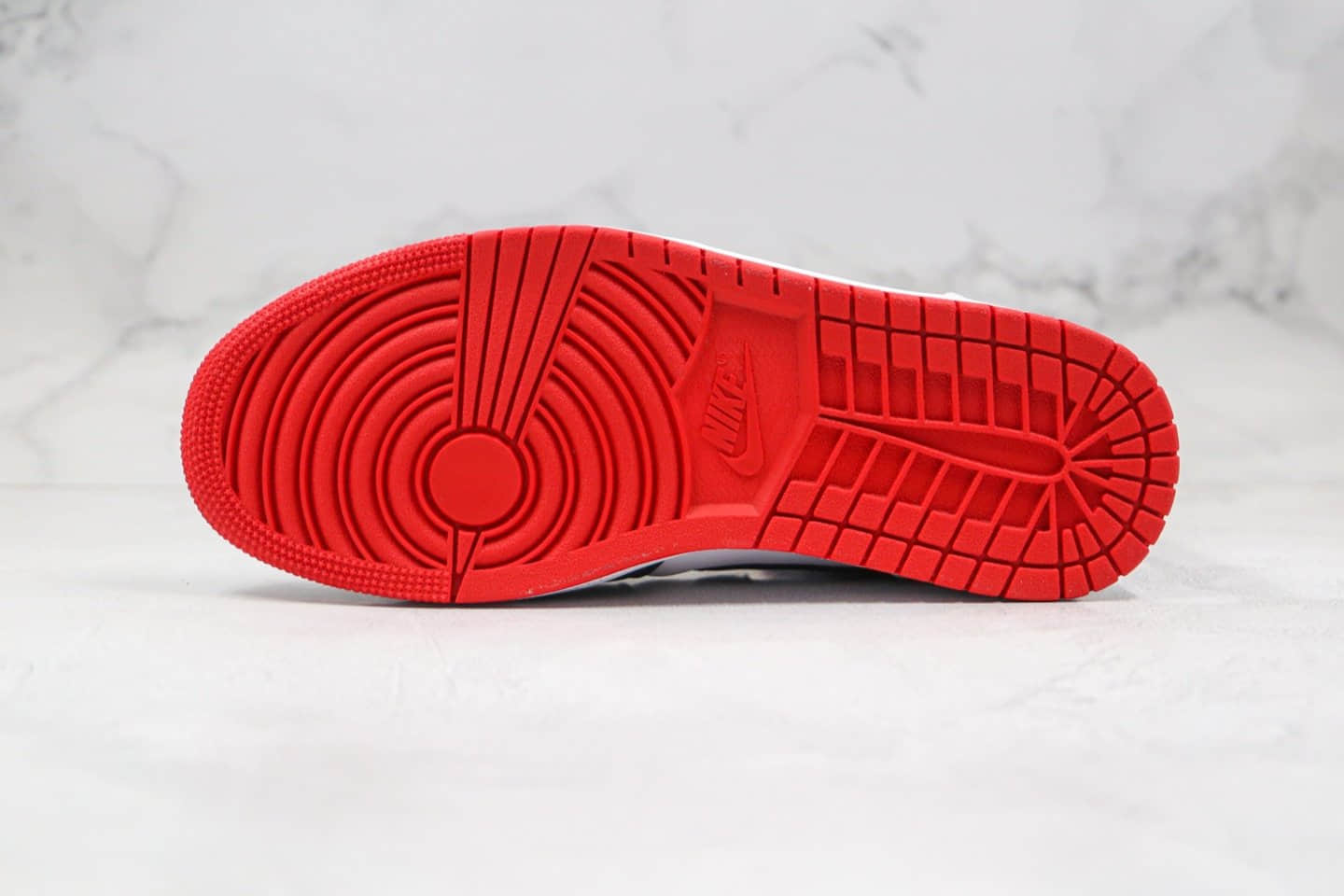 乔丹Air Jordan 1 Mid纯原版本中帮aj1美国蓝红白色原楦头纸板打造正确后跟定型 货号:852542-104
