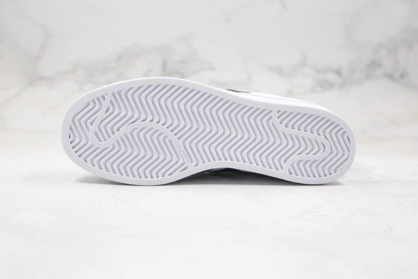 阿迪达斯Adidas Originals SUPERSTAR W纯原版本三叶草贝壳头金标白黑色漆皮LOGO板鞋正确PU硅蓝软中底 货号:EF1627