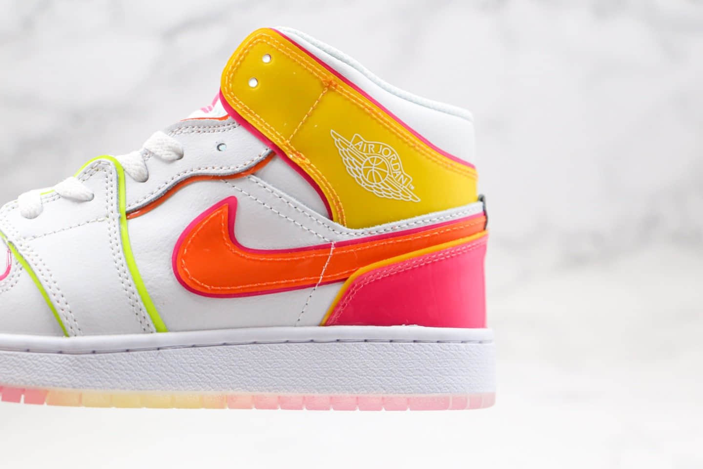 乔丹Air Jordan 1 Mid纯原版本中帮AJ1白黄粉渐变糖果配色篮球鞋原盒原标 货号:CV4611-100