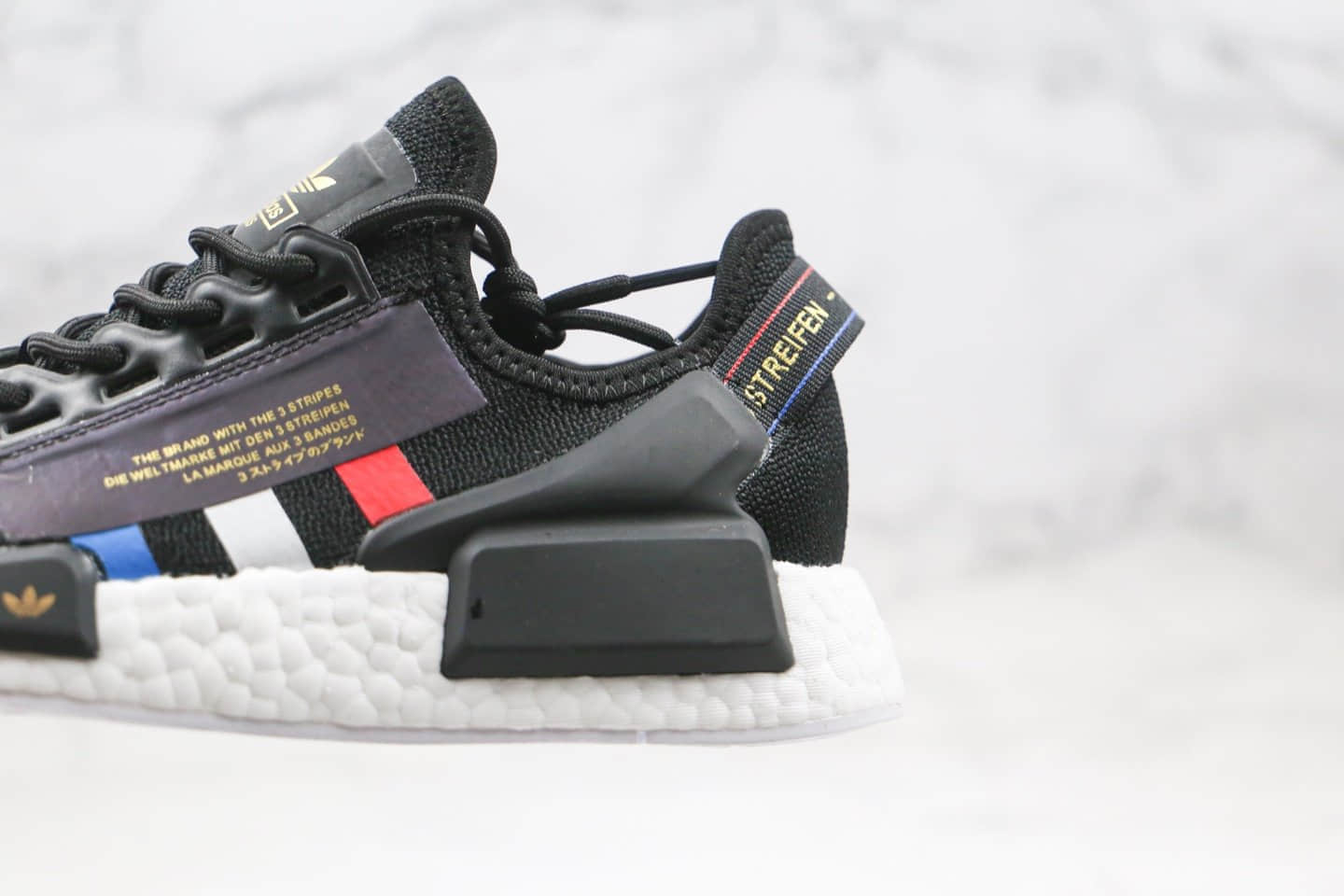 阿迪达斯adidas NMD R1 V2纯原版本爆米花跑鞋NMD二代日文竖杠黑白红蓝色变色龙原楦头纸板打造 货号:FV9028