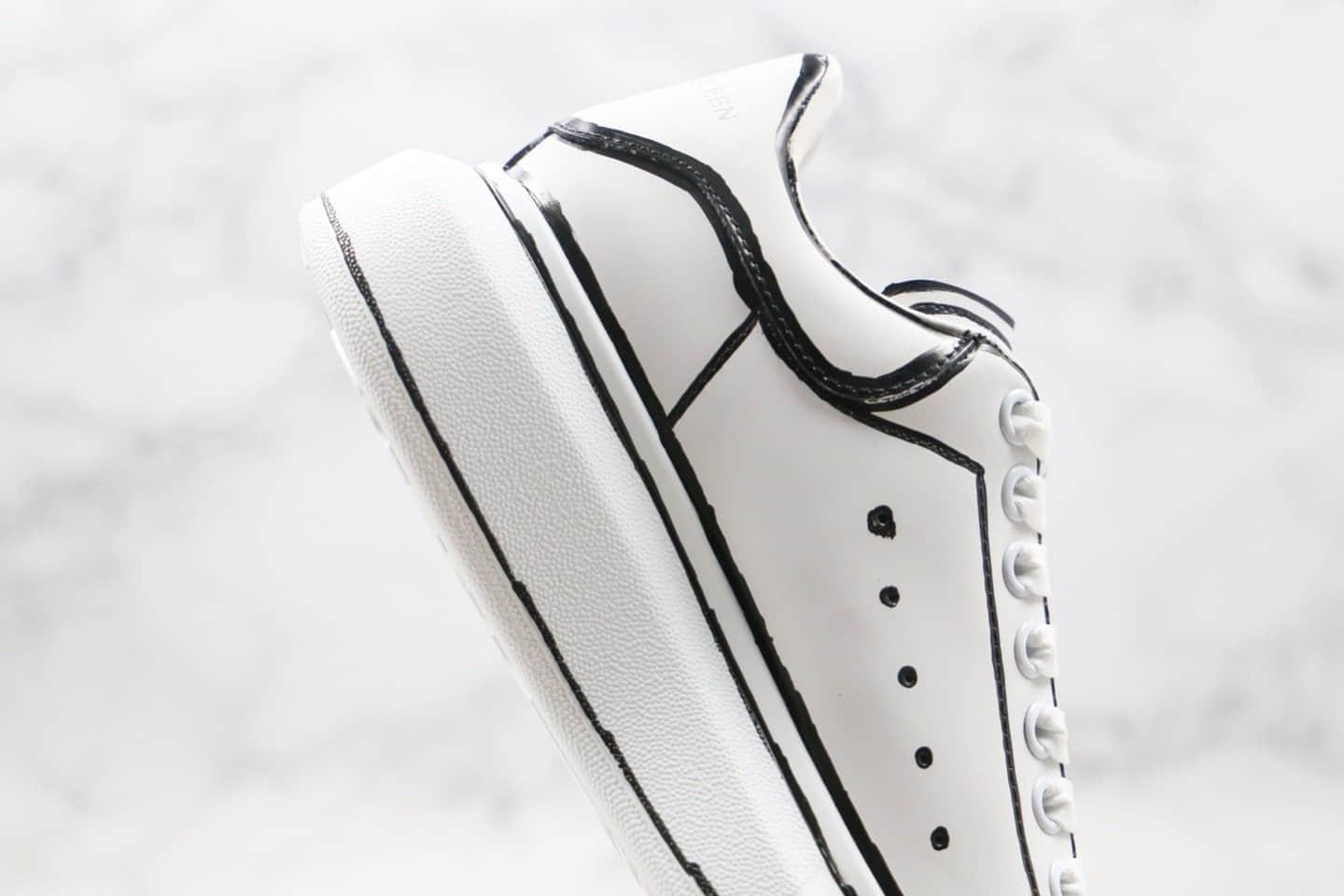 亚历山大Alexander McQueen纯原版本麦昆二次元涂鸦小白鞋原盒配件齐全区别市面通货版本