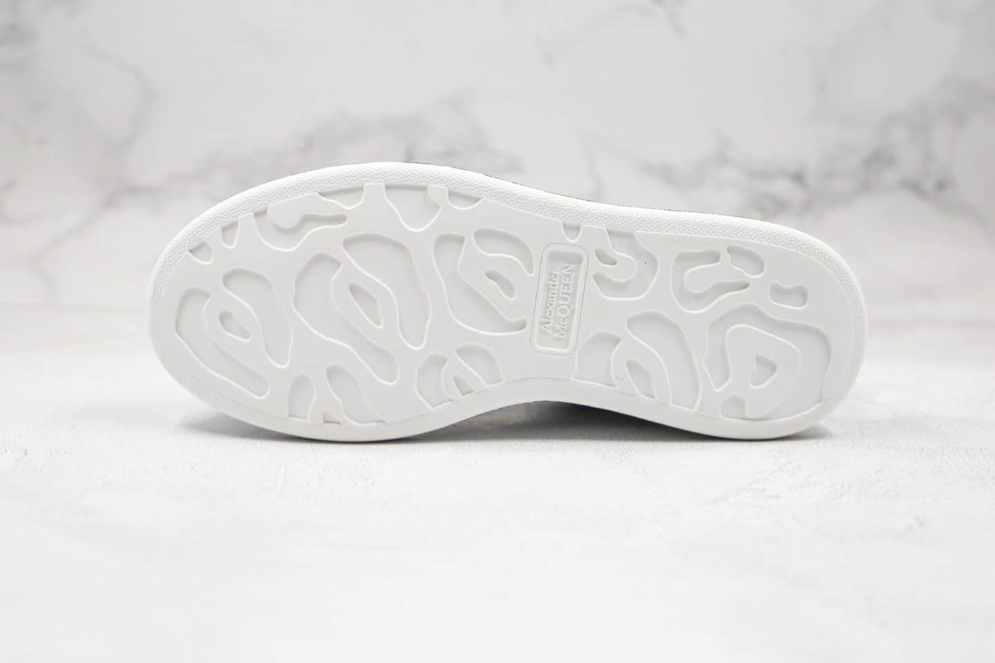 亚历山大Alexander McQueen纯原版本麦昆二次元涂鸦小白鞋原盒配件齐全区别市面通货版本