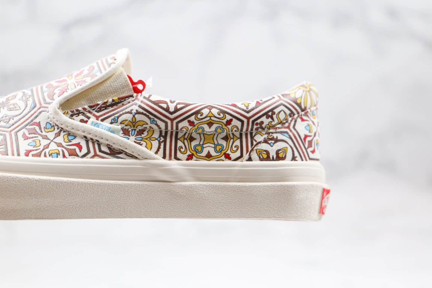 万斯Vans Vault OG Classic Slip-On LX True White x KITH公司级版本联名款低帮白棕色瓷砖涂鸦印花图案硫化帆布鞋原厂硫化大底内置钢印