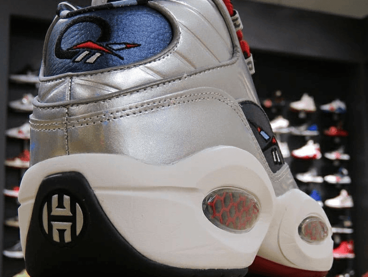 艾佛森 x 哈登 Question Mid新配色曝光!科幻银蓝装扮! 货号:FZ1366