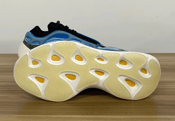 Yeezy 700 V3极光配色最新实物图曝光!8月29日发售!