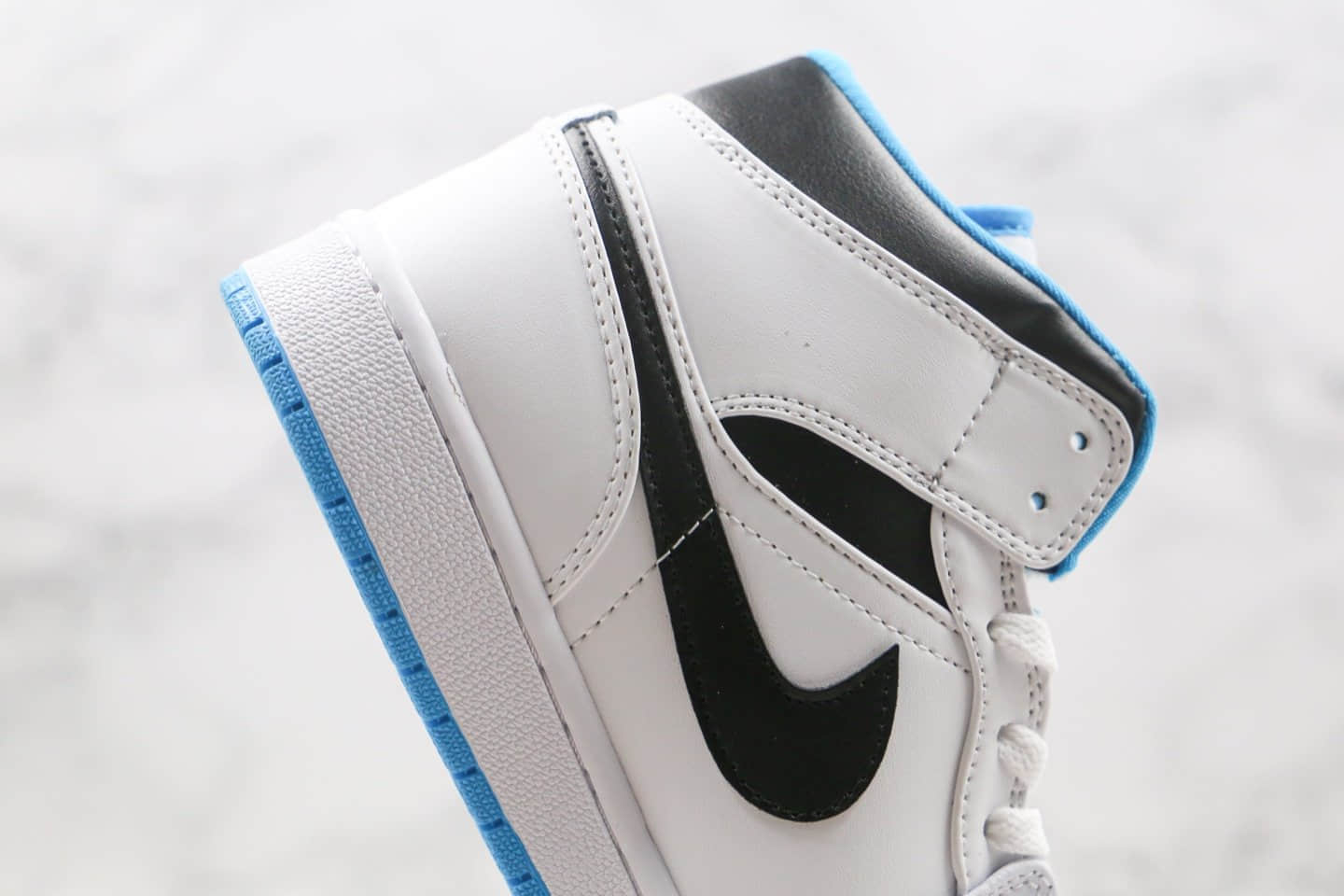 乔丹Air Jordan 1 Mid Laser Blue纯原版本中帮AJ1激光白黑蓝色原盒原标正确后跟定型 货号:554724-141