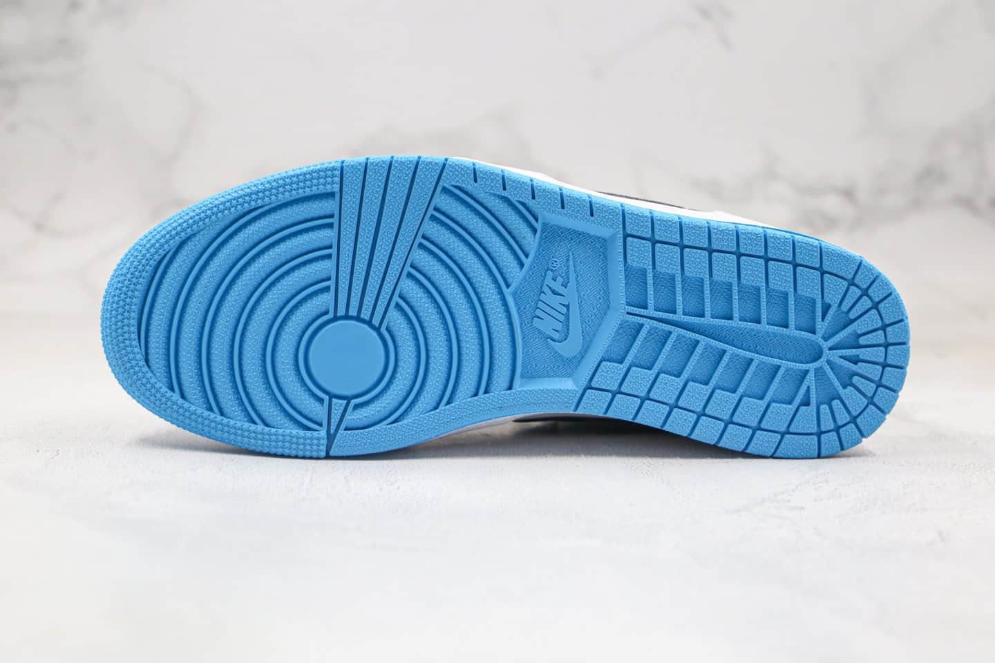 乔丹Air Jordan 1 Mid Laser Blue纯原版本中帮AJ1激光白黑蓝色原盒原标正确后跟定型 货号:554724-141