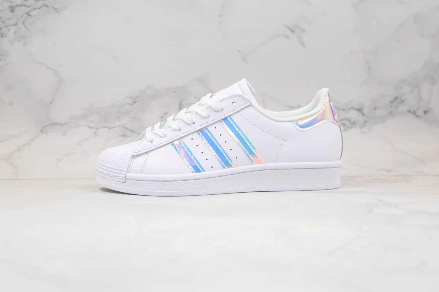 阿迪达斯adidas Originals Superstar J纯原版本贝壳头板鞋炫彩镭射白粉紫原数据原材打造 货号:FV3139