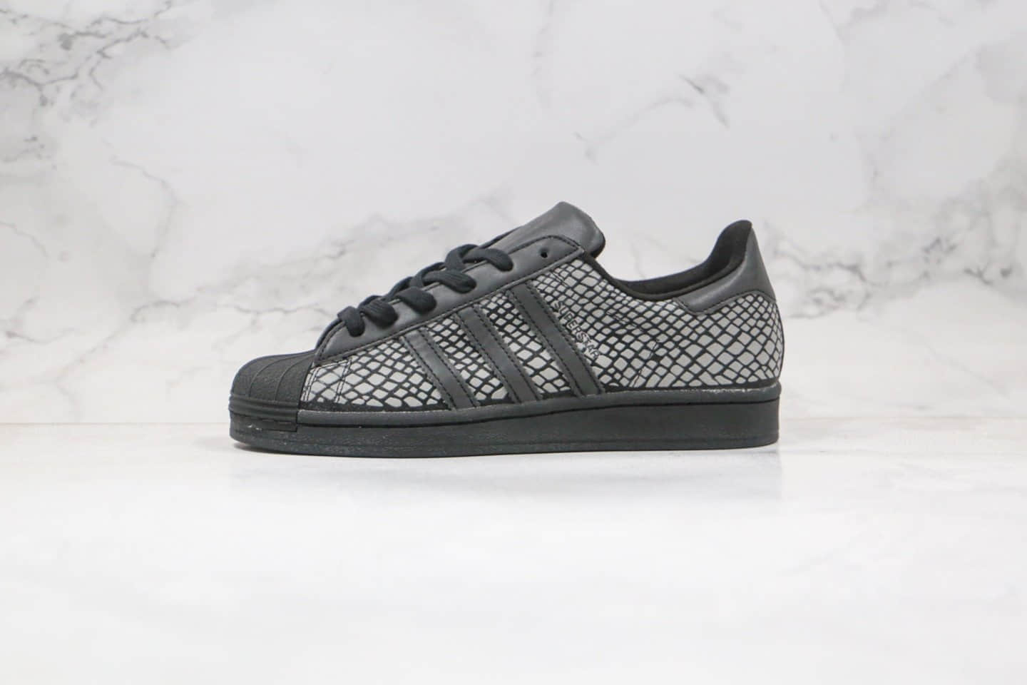 阿迪达斯Adidas Original Superstar x Atmos联名款纯原版本三叶草贝壳头黑色青蛇纹3M板鞋原楦头纸板打造 货号:FY6014