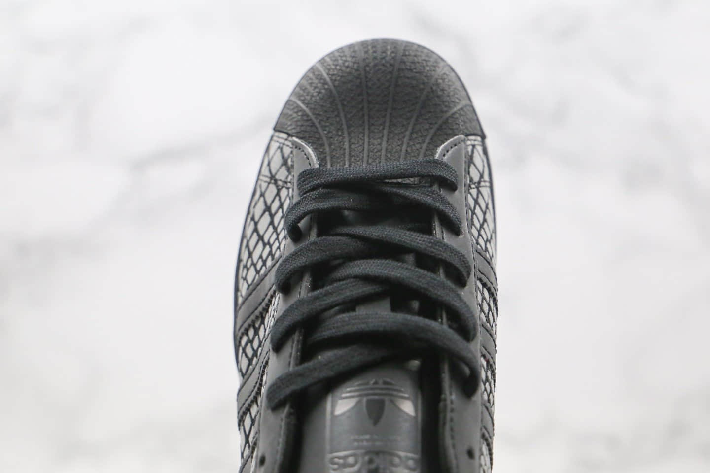 阿迪达斯Adidas Original Superstar x Atmos联名款纯原版本三叶草贝壳头黑色青蛇纹3M板鞋原楦头纸板打造 货号:FY6014