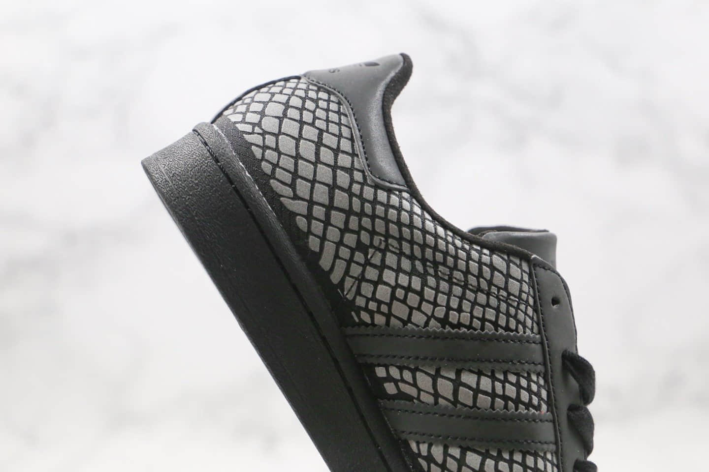 阿迪达斯Adidas Original Superstar x Atmos联名款纯原版本三叶草贝壳头黑色青蛇纹3M板鞋原楦头纸板打造 货号:FY6014