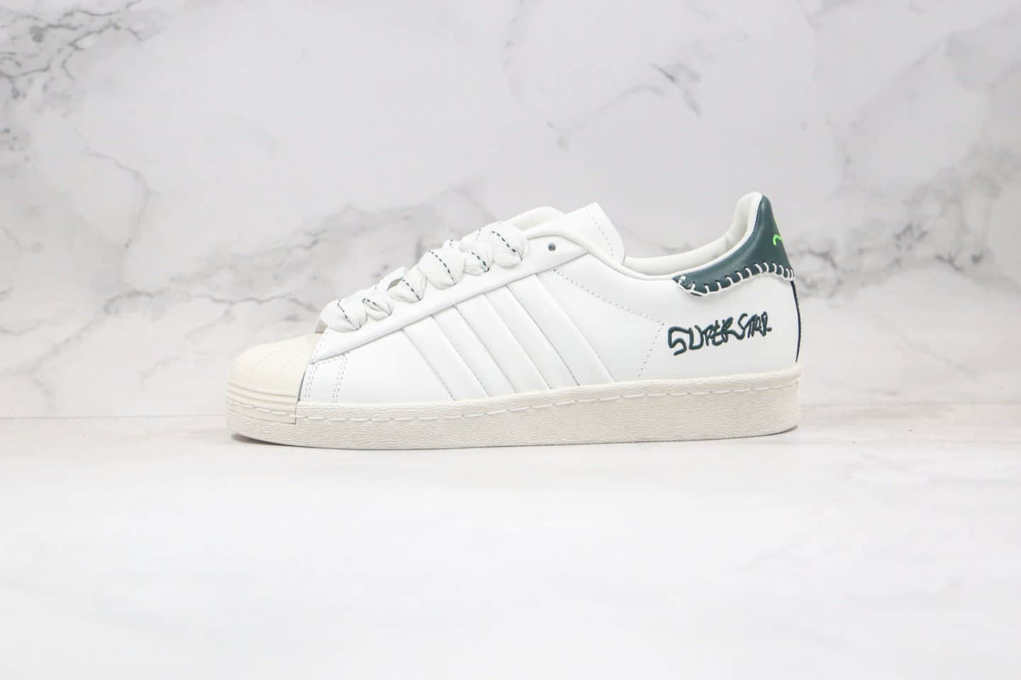 阿迪达斯adidas originals 2020 Jonah Hill Superstar纯原版本三叶草贝壳头板鞋复古LOGO字母签名印花限定款白绿色缝线原盒原标 货号:FW7577