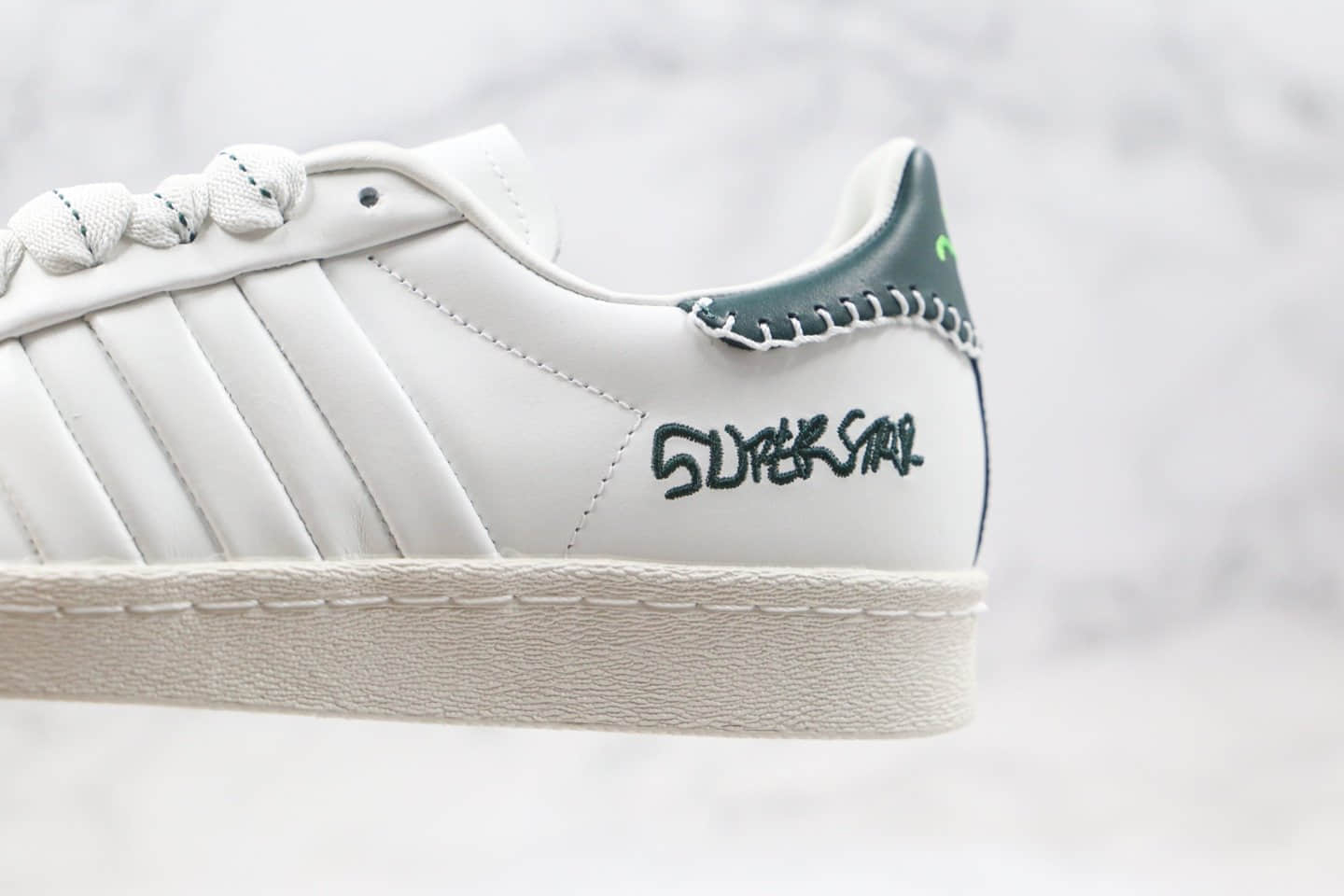 阿迪达斯adidas originals 2020 Jonah Hill Superstar纯原版本三叶草贝壳头板鞋复古LOGO字母签名印花限定款白绿色缝线原盒原标 货号:FW7577