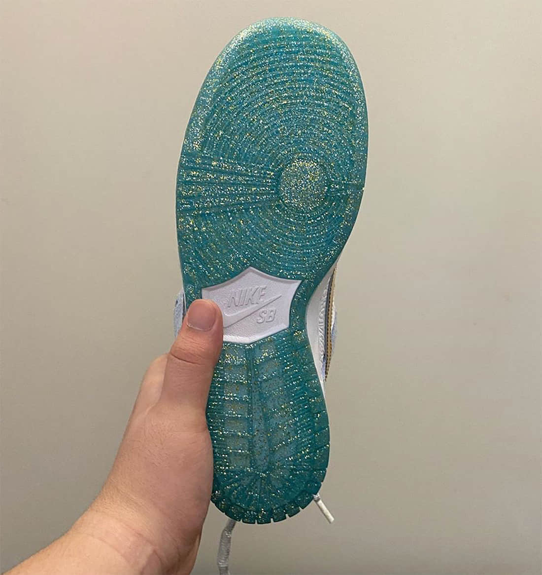 亮眼金钩+闪粉外底!Sean Cliver x Nike SB Dunk Low颜值爆棚! 货号:DC9936-100