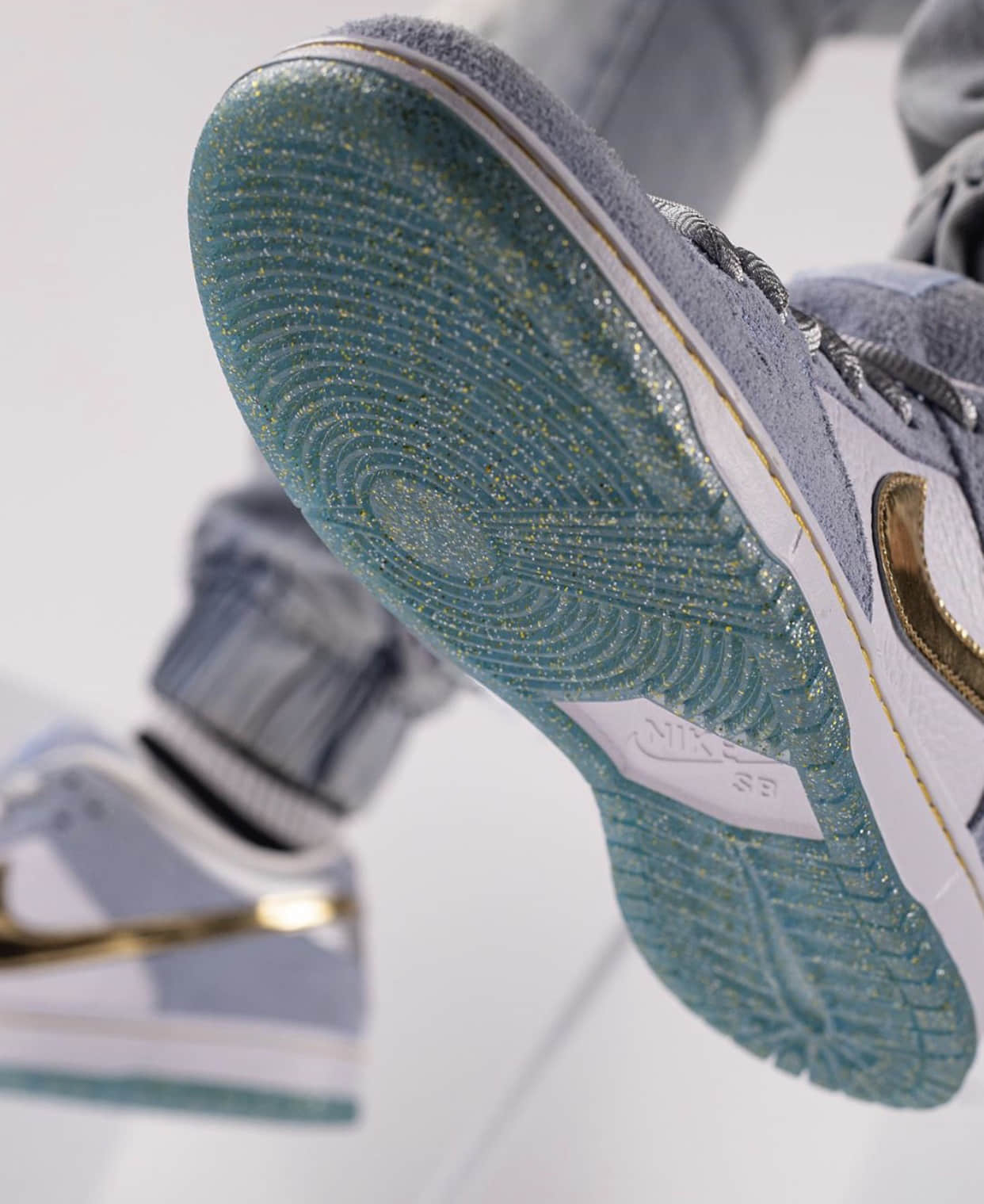 金钩+金粉外底!Sean Cliver x Nike SB Dunk Low上脚好看翻了! 货号:DC9936-100