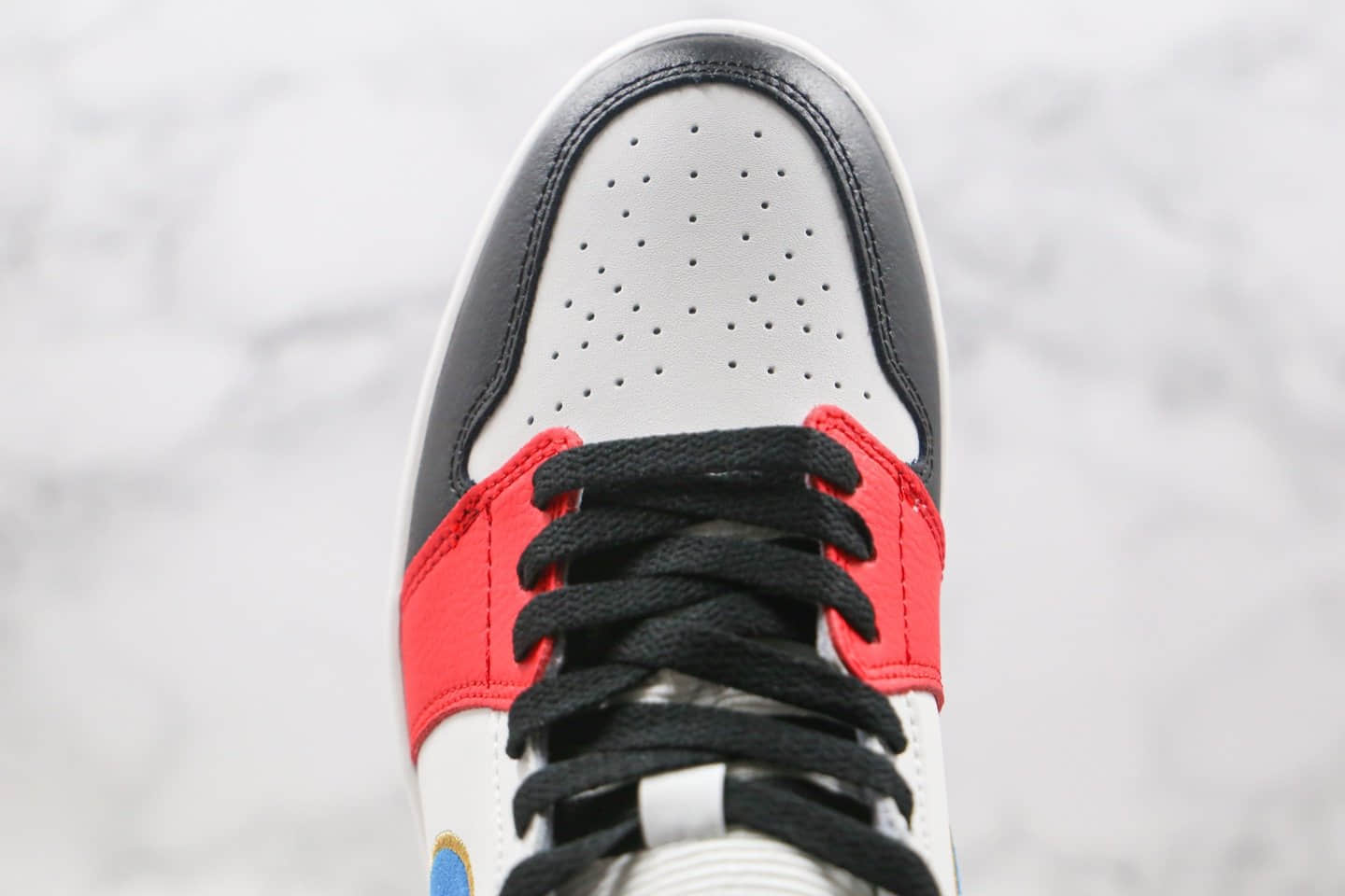 乔丹Air Jordan 1 Mid纯原版本中帮AJ1红蓝金色漆皮拼接灯芯绒篮球鞋原楦头纸板打造 货号:DC1426-100