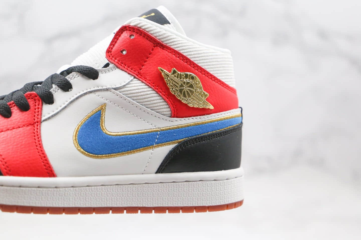 乔丹Air Jordan 1 Mid纯原版本中帮AJ1红蓝金色漆皮拼接灯芯绒篮球鞋原楦头纸板打造 货号:DC1426-100