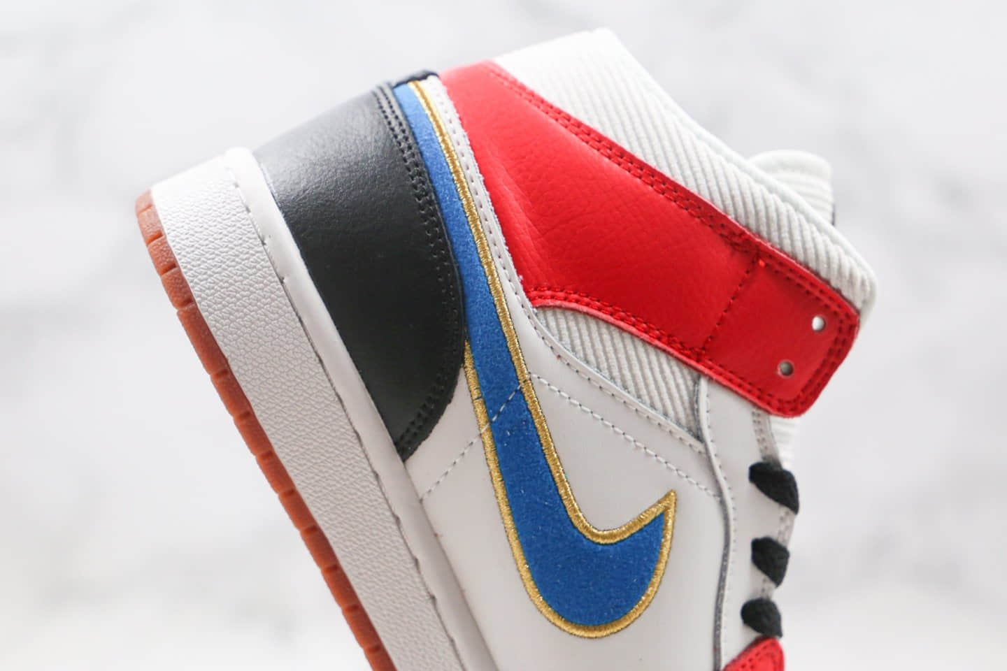 乔丹Air Jordan 1 Mid纯原版本中帮AJ1红蓝金色漆皮拼接灯芯绒篮球鞋原楦头纸板打造 货号:DC1426-100