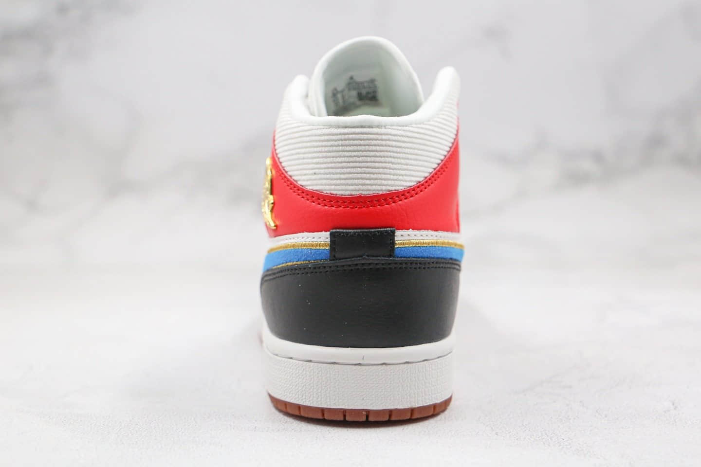 乔丹Air Jordan 1 Mid纯原版本中帮AJ1红蓝金色漆皮拼接灯芯绒篮球鞋原楦头纸板打造 货号:DC1426-100