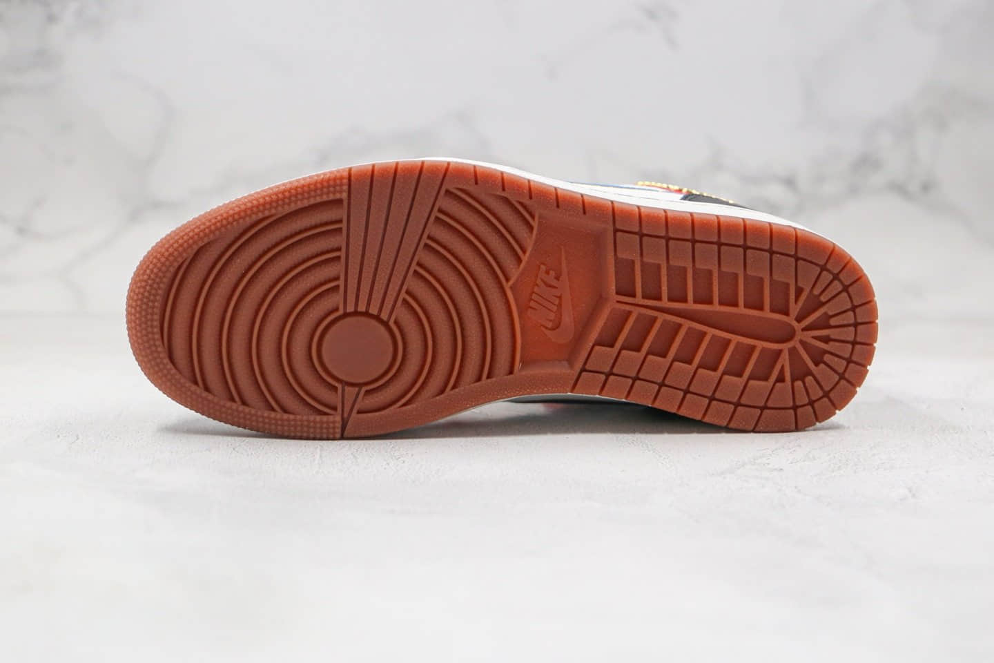 乔丹Air Jordan 1 Mid纯原版本中帮AJ1红蓝金色漆皮拼接灯芯绒篮球鞋原楦头纸板打造 货号:DC1426-100