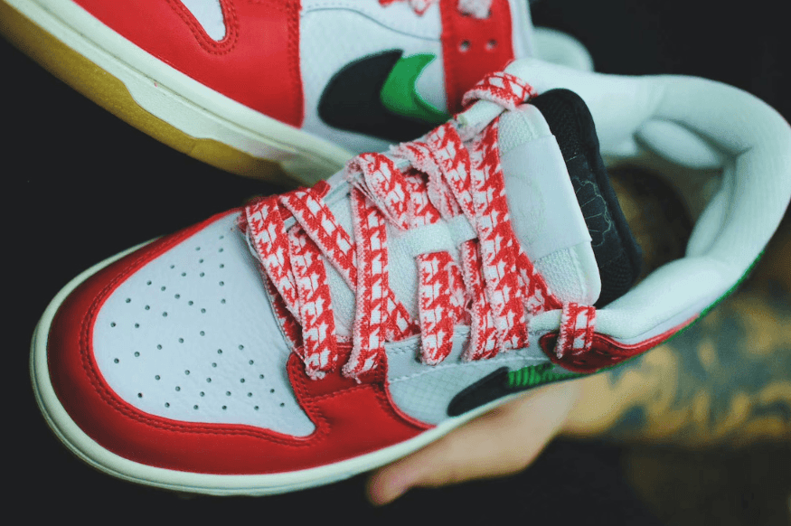 芝加哥配色+双钩+鸳鸯鞋舌!Frame Skate x Nike SB Dunk最新美照释出! 货号:CT2550-600