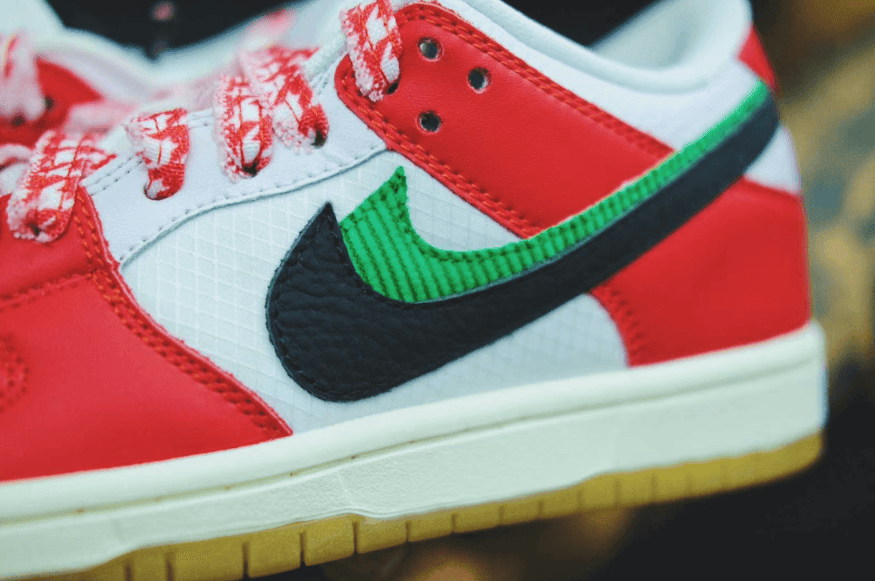 芝加哥配色+双钩+鸳鸯鞋舌!Frame Skate x Nike SB Dunk最新美照释出! 货号:CT2550-600